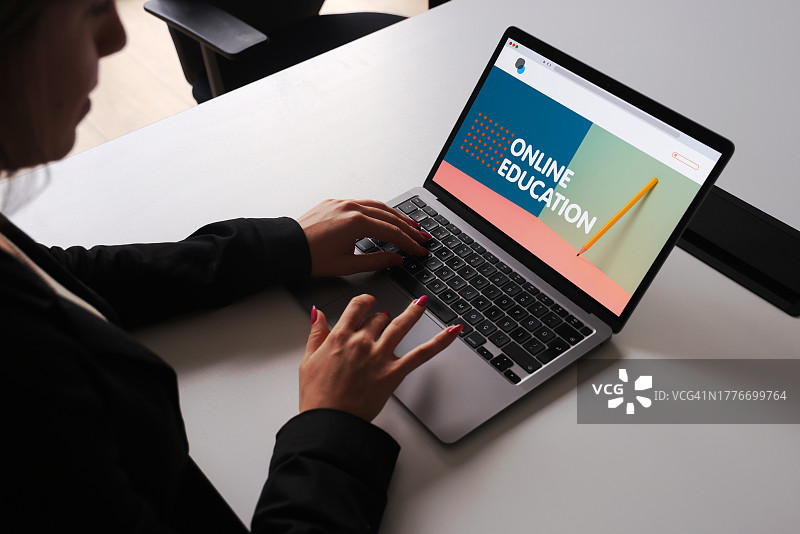 女人用笔记本电脑上网课图片素材