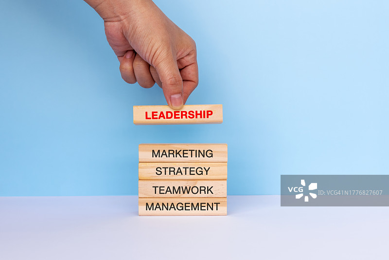 木块上的领导力概念图片素材