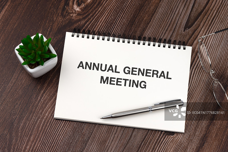 记事本上的年度股东大会文本图片素材