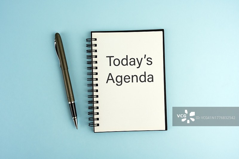蓝色背景记事本上的今日议程文本图片素材