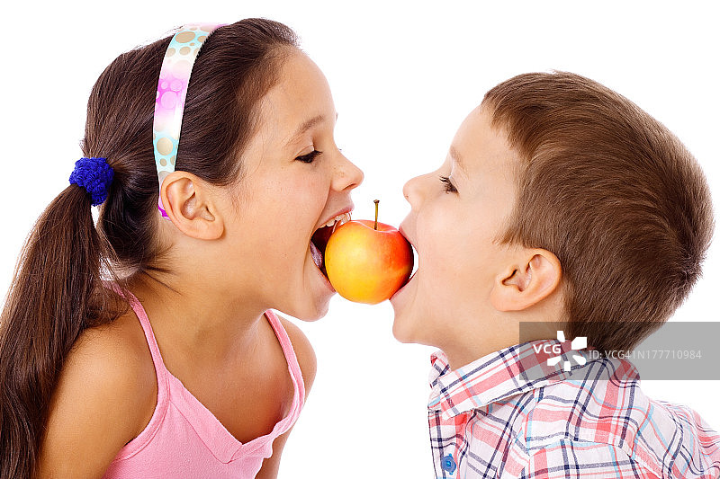 两个孩子分享一个苹果图片素材