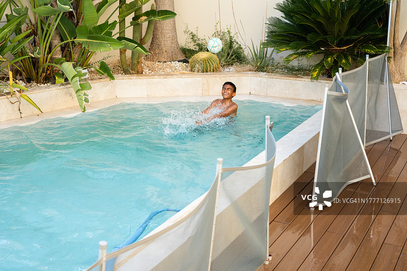 快乐的孩子在游泳池里玩球图片素材