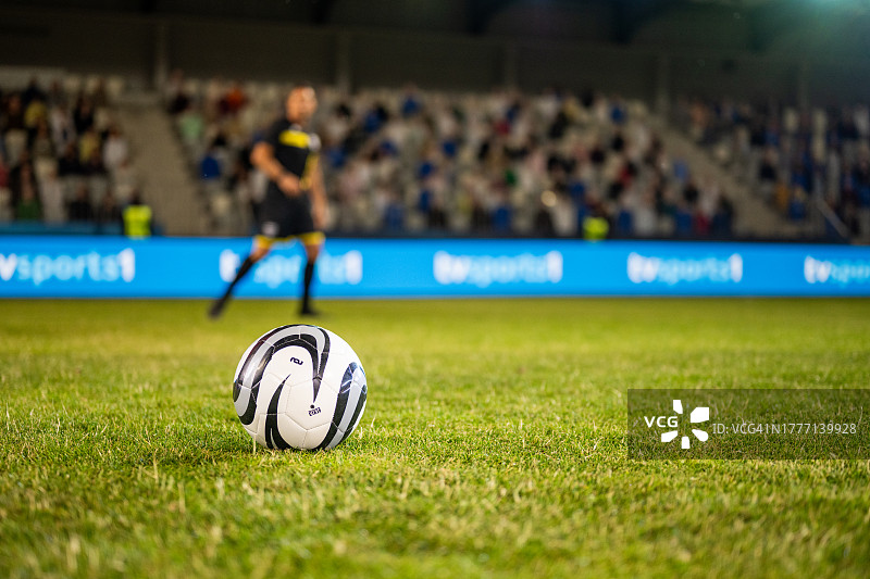 运动场草地上的足球图片素材