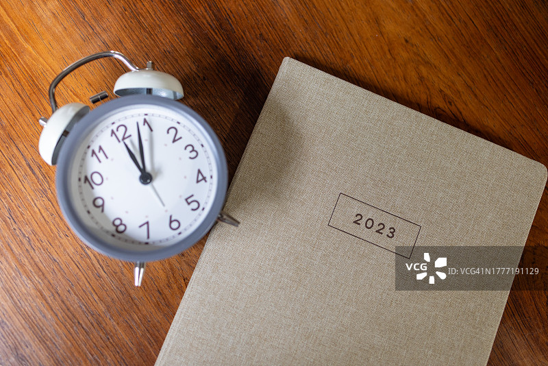 老式时钟与2023年日历图片素材