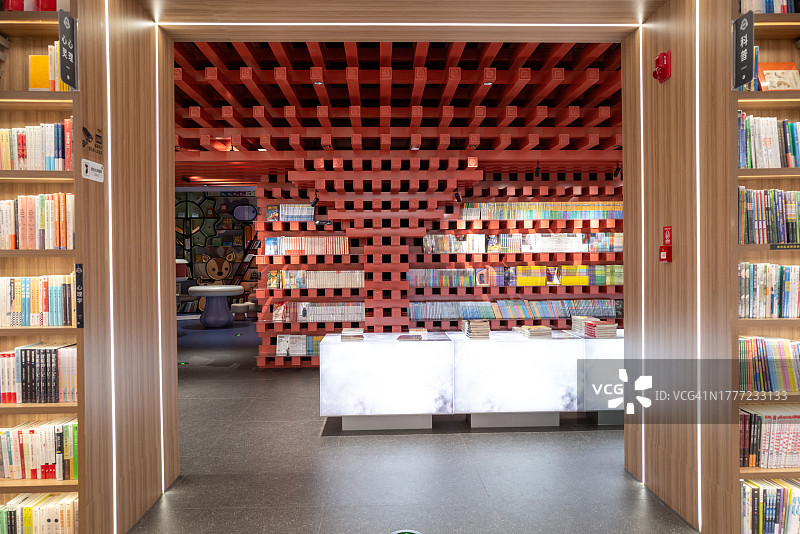 透过图书馆的门框看书架图片素材