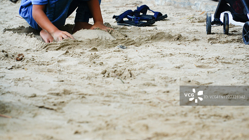 儿童在沙滩上玩耍的镜头图片素材