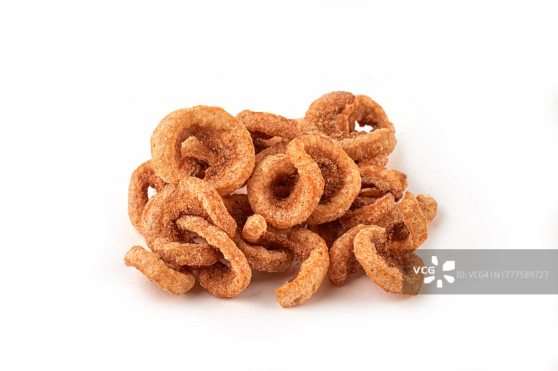 金色酥脆炸猪皮——美味的泰国美食图片素材