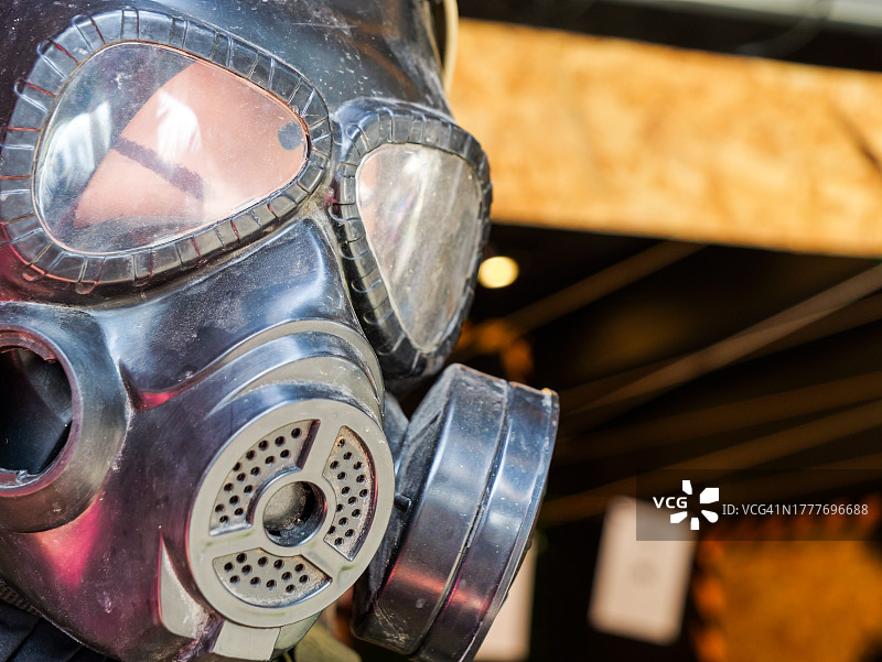 真实战争时期使用的防毒面具特写，带有复制空间图片素材