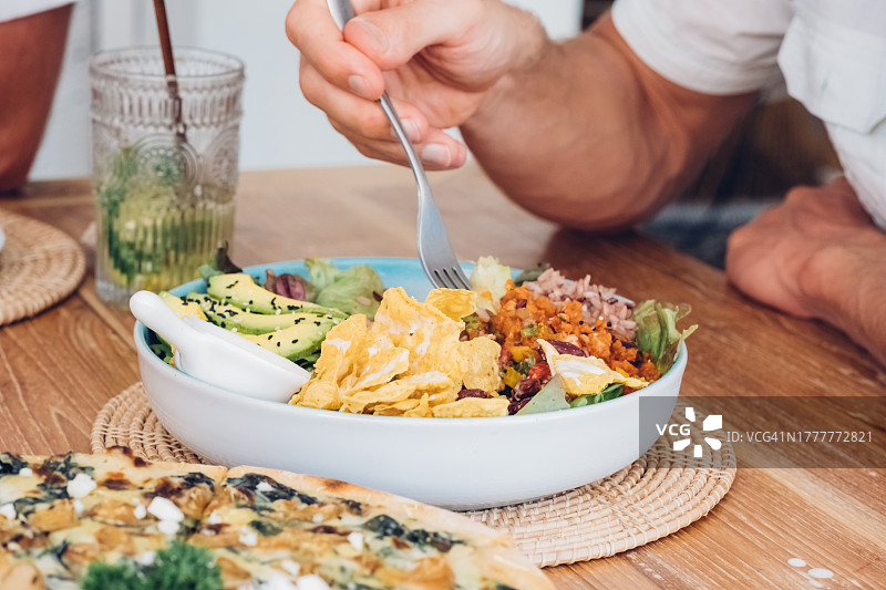 在素食餐厅享用午餐，健康的植物性食物图片素材
