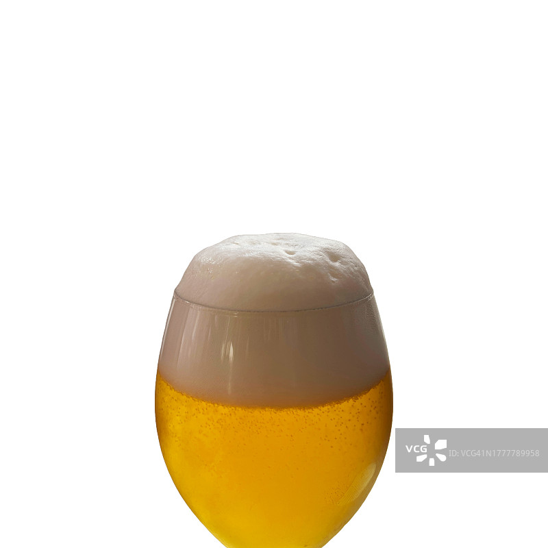 白色背景上带有泡沫的啤酒杯图片素材