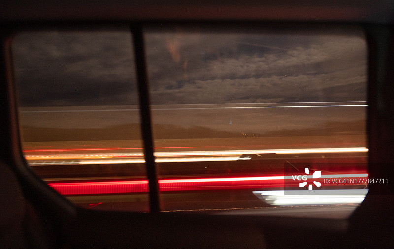 车辆高速行驶的车灯图片素材