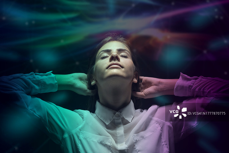 年轻女人抬头看电脑生成的数据波图片素材