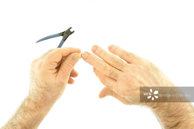 男人剪指甲图片素材