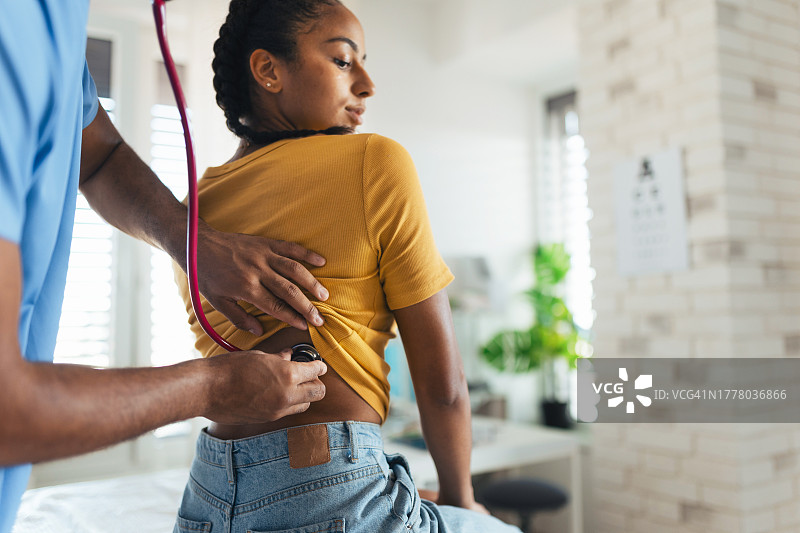 医生用听诊器听女孩的呼吸和心跳图片素材