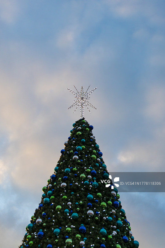 仰望装饰过的圣诞树图片素材