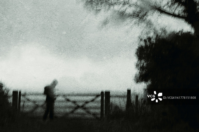 荒凉冬日乡村的神秘幽灵身影，抽象模糊的斑驳感图片素材