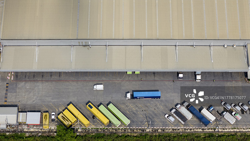 带装卸码头和多辆卡车的大型配送仓库鸟瞰图图片素材