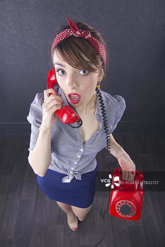 拿着电话的海报女郎图片素材