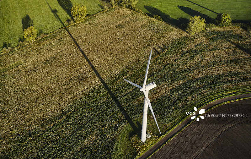 无人机视角下的乡村风车图片素材