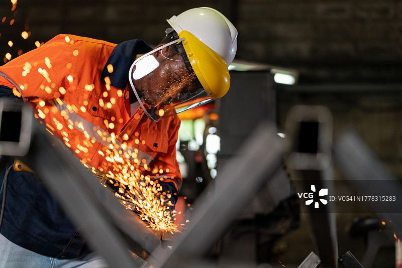 技术工人以精确和专注的精神制作钢材，火花四射照亮了金属加工的艺术场景图片素材