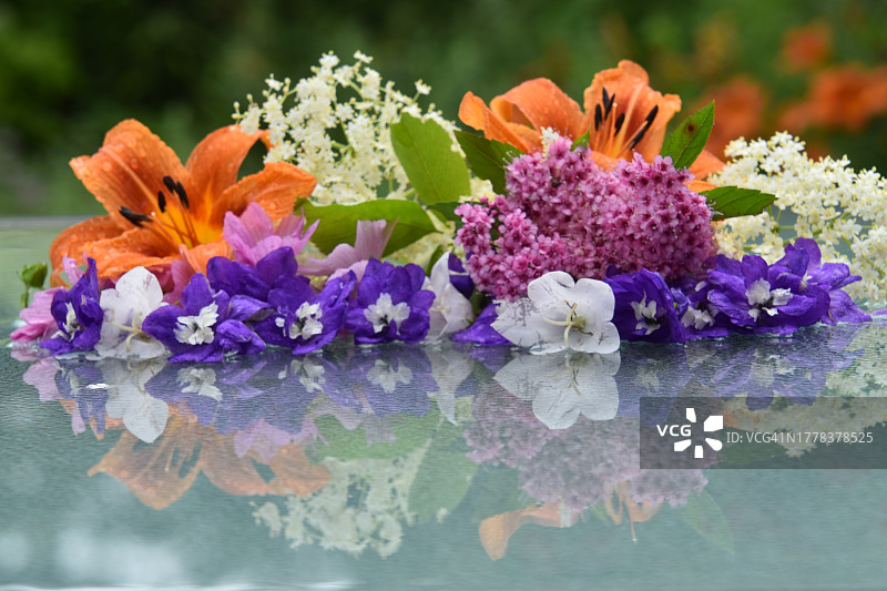 桌子上带有水滴的花朵特写图片素材