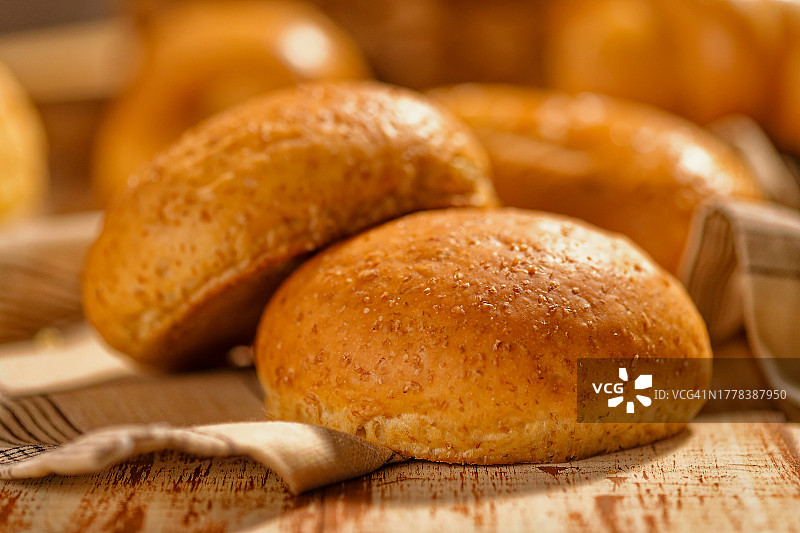 砧板上的面包特写图片素材