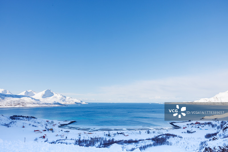 湛蓝的天空衬托着美丽的海景图片素材