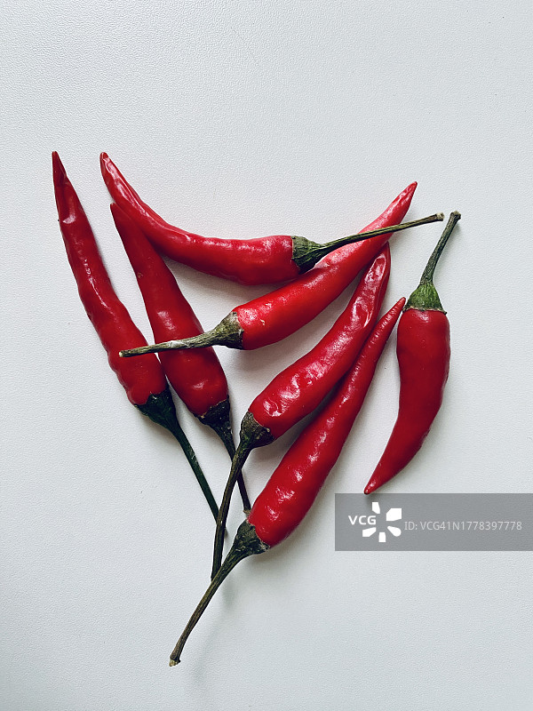 新加坡白色背景上的红辣椒高角度视图图片素材