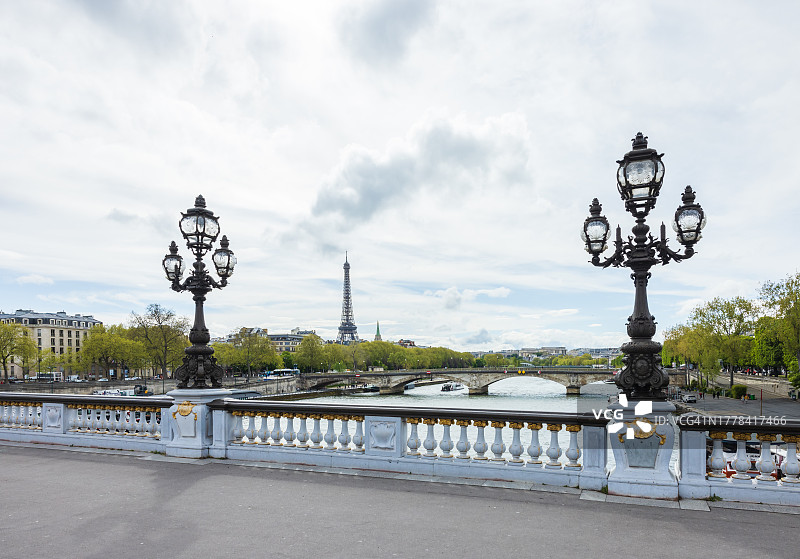 法国巴黎埃菲尔铁塔与塞纳河亚历山大三世桥图片素材