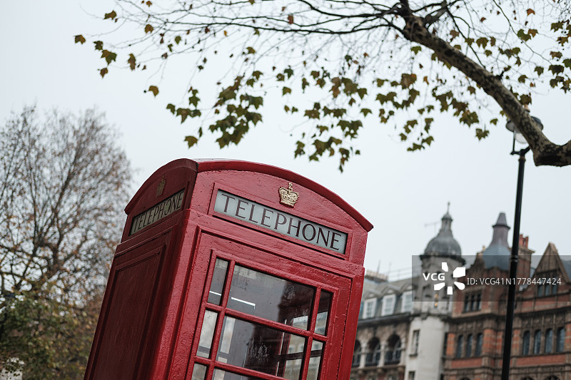 城市中的红色电话亭图片素材