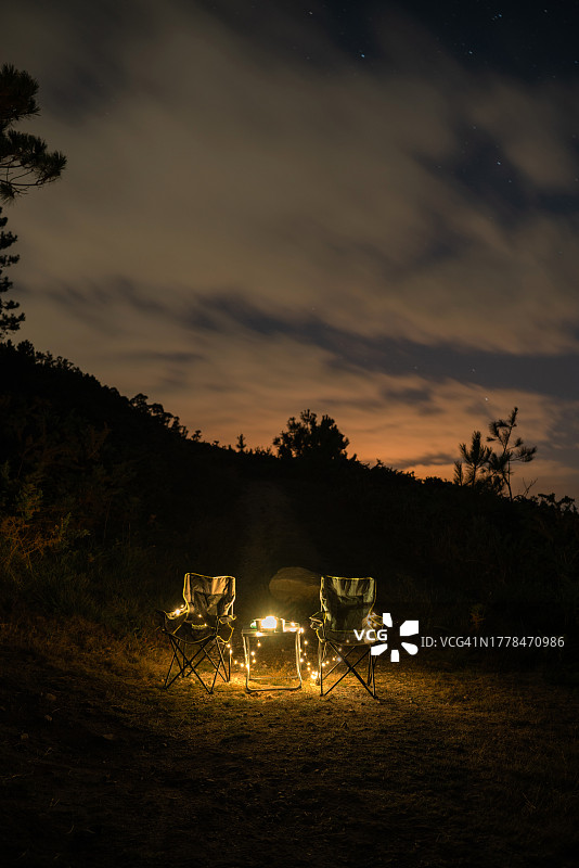 夜晚天空下的光照田野景色图片素材
