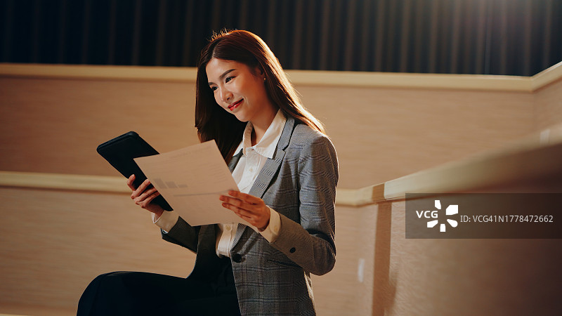 女商人于企业活动中发表鼓舞人心的演讲，熟练的剧本交付图片素材