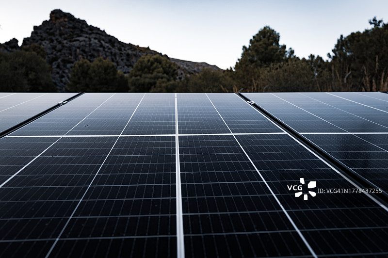天空背景下的太阳能电池板特写图片素材