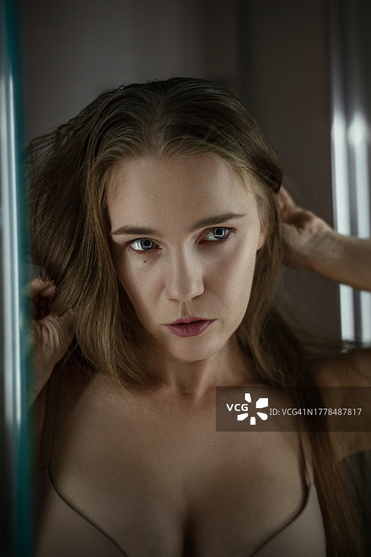 居家美丽的年轻女子肖像图片素材