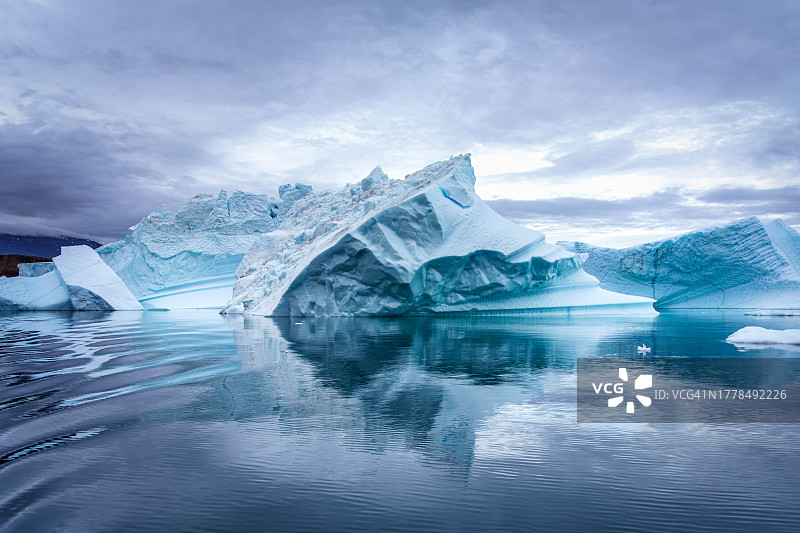 冰湖对着天空的美景图片素材