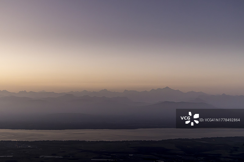 日落时群山映衬天空的剪影图片素材