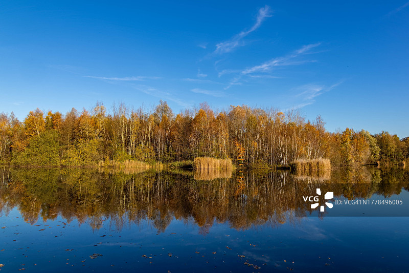 蓝天映衬下的湖景图片素材