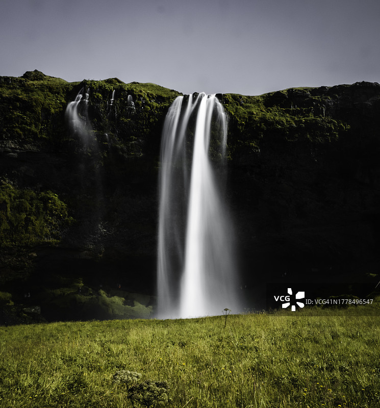 瀑布对着天空的美景图片素材