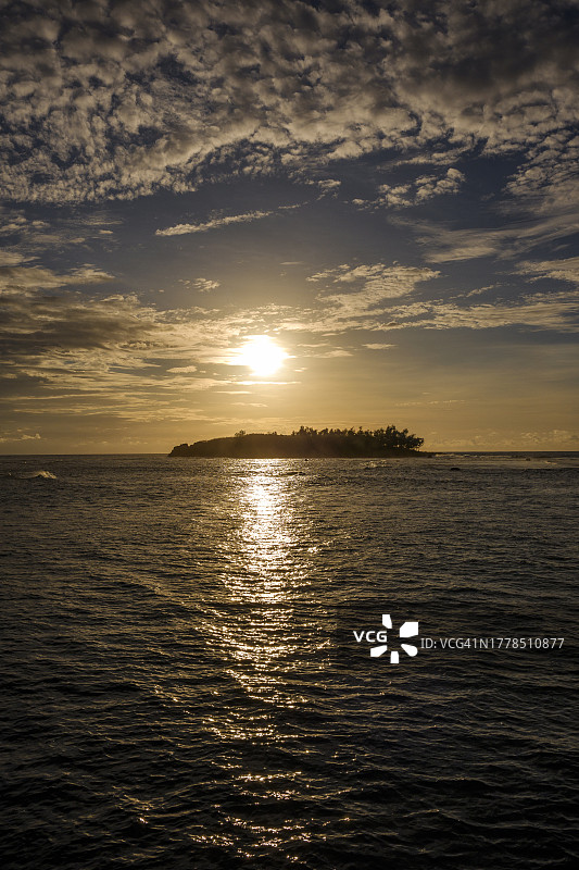 关岛日落时分的海景图片素材