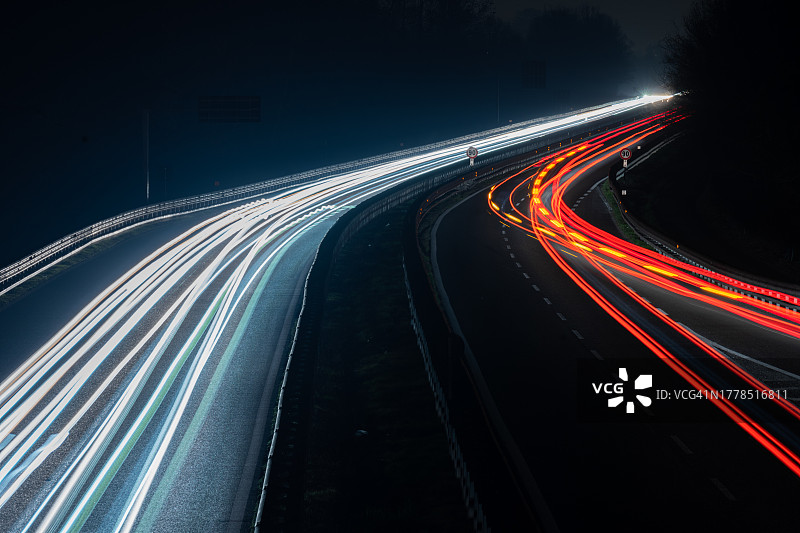 夜间高速公路上的光轨图片素材