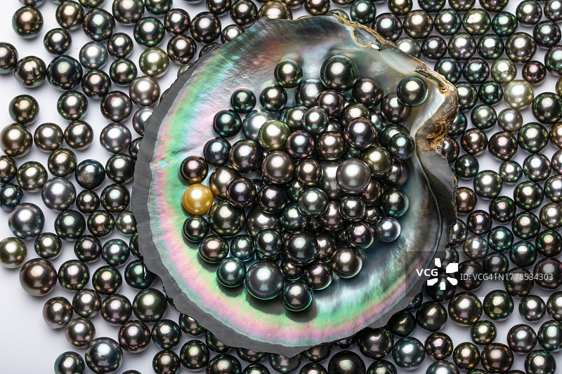 容器中珠子特写图片素材