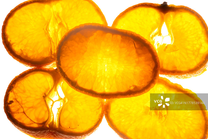 白色背景上的橙子切片特写，保加利亚图片素材