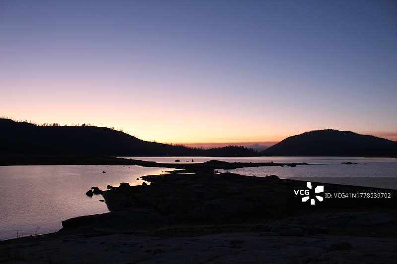 日落时分沙弗湖的湖泊美景，美国加利福尼亚州图片素材