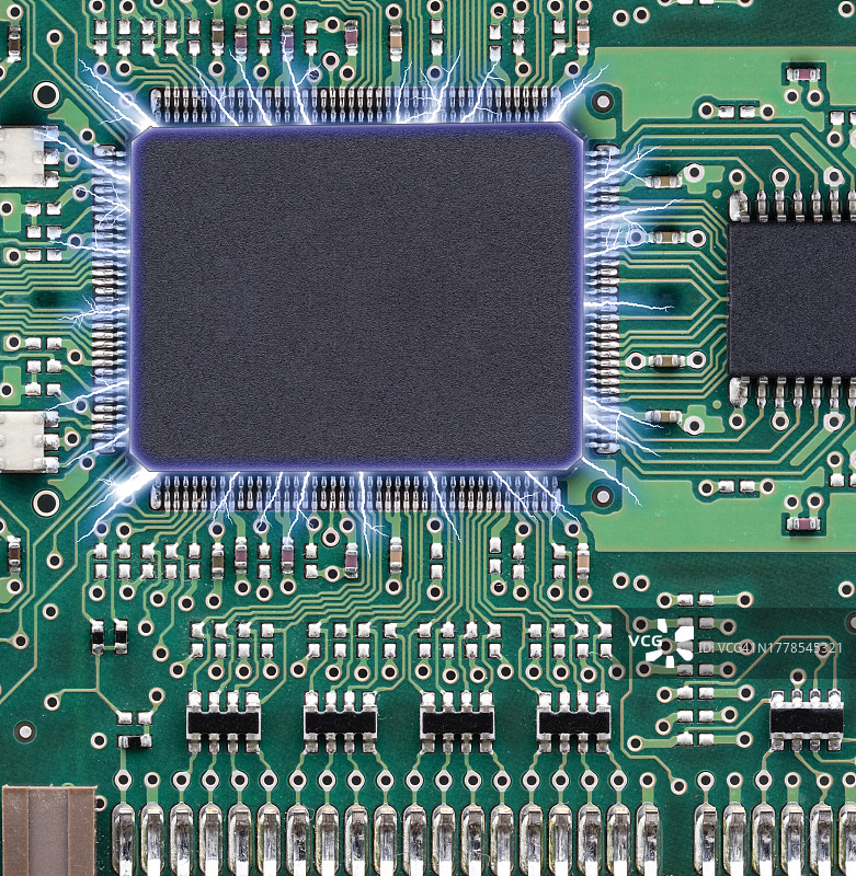 带有微小电击的印刷电路板的电子芯片组件图片素材