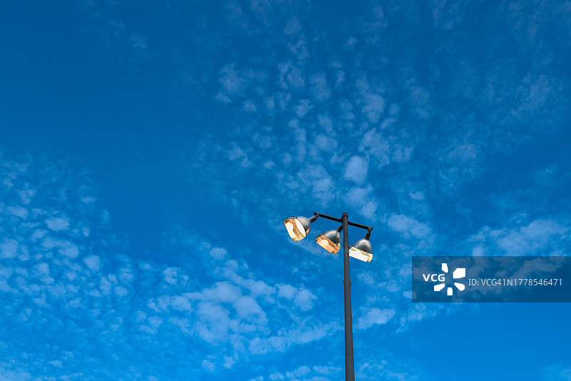 南卡罗来纳州里奇兰蓝天下街灯仰视角度图片素材