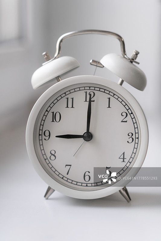 桌上的闹钟特写图片素材