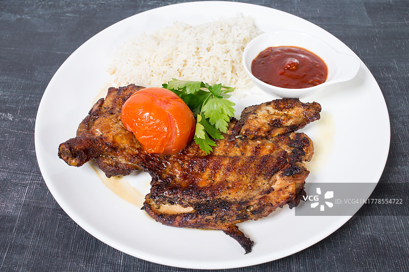 餐盘中肉的高角度视图图片素材