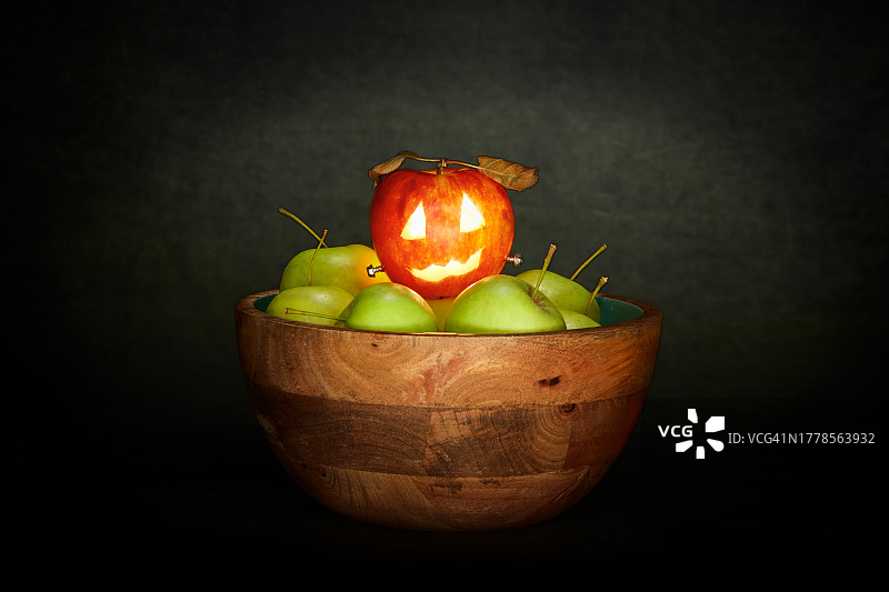 桌上碗中水果的特写，背景为黑色，科瓦利斯，俄勒冈州，美国图片素材