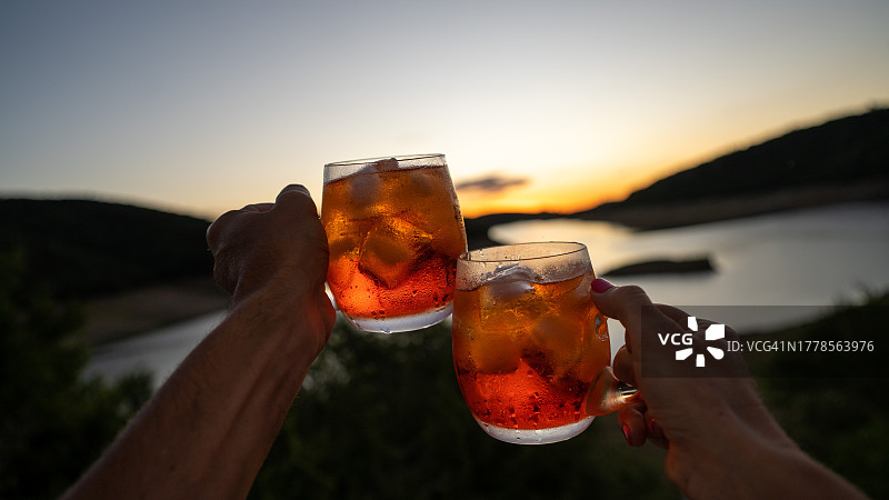 日落时分，举杯庆祝图片素材