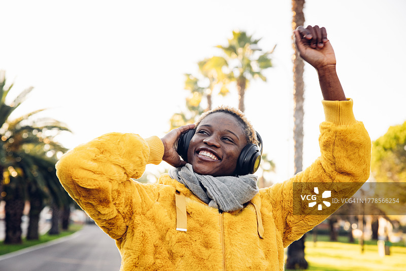 听音乐跳舞的女人图片素材